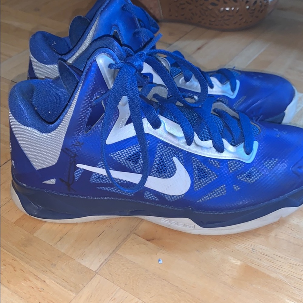 NIKES WOMEN ZOOM BASKETBALL SNEAKERS